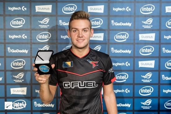 开玩笑的！ GALA Comet EZ 疯狂击杀蝙蝠 JIEJIE ，用致命的剪刀脚 Invictus Gaming 扫除 FunPlus Phoenix 。