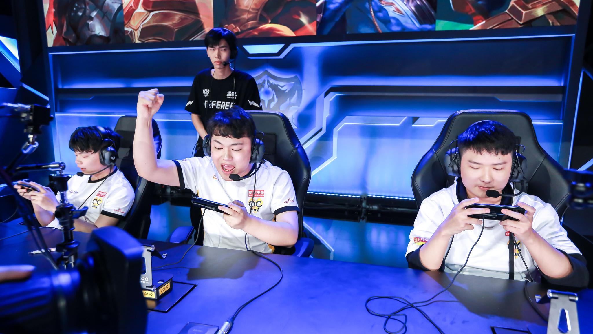 悲伤的Xiaozhu在 River 中迷失了方向；并送出了大龙 + Ertahan Yuanshen带领团队推进 Royal Never Give Up 并获得比赛点