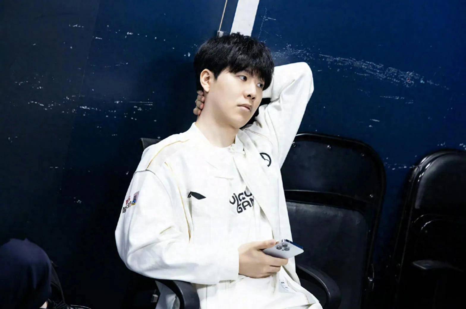 Astralis 在 PGL Astana 2025 的半决赛中以 2：1 自信地击败了 aurora 。